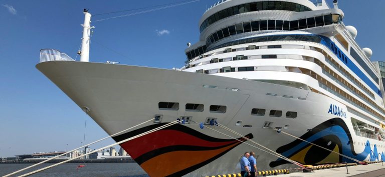 Schiff im Hafen mit auffälliger, farbiger Verzierung und klaren blauen Himmel.