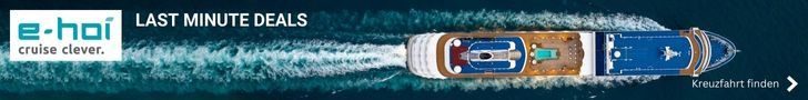 Boot auf Wasser mit Wellen, Logo oben links, blauer und brauner Farbton.