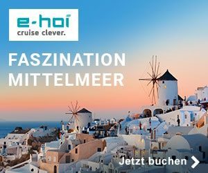 Windmühlen und weiße Gebäude vor pastelblauem Himmel, mit dem Text "Faszination Mittelmeer".