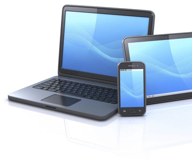 Laptop, Tablet und Smartphone stehen auf einem reflektierenden Untergrund.