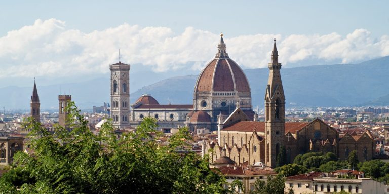 Blick auf die Florentiner Kathedrale und die umliegende Stadtlandschaft.